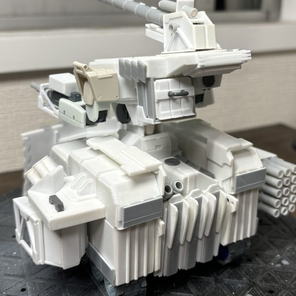 デカくって、軍隊のメシを食ってる奴がエラいのかよ！(シーブック)デカいモビルスーツっていいですよね。バックパック、左腕の100mmマシンガンのディティールアップ、右上半身あたりを改修しました。バックパックは三連の120mm砲用のマガジンをぶっこめます。マシンガンはマガジンの大型化とトラス的なモノで囲みました。なんかペイントガンみたいになった気もする…。あとは追加装甲やら付けながら左上半身をどうディティールアップするかなぁ…このあと地獄のリベット打ちもありますが。あースクラッチは楽しい！ （4枚目）
