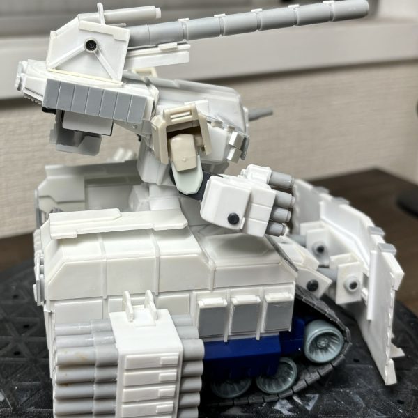 デカくって、軍隊のメシを食ってる奴がエラいのかよ！(シーブック)デカいモビルスーツっていいですよね。バックパック、左腕の100mmマシンガンのディティールアップ、右上半身あたりを改修しました。バックパックは三連の120mm砲用のマガジンをぶっこめます。マシンガンはマガジンの大型化とトラス的なモノで囲みました。なんかペイントガンみたいになった気もする…。あとは追加装甲やら付けながら左上半身をどうディティールアップするかなぁ…このあと地獄のリベット打ちもありますが。あースクラッチは楽しい！ （5枚目）