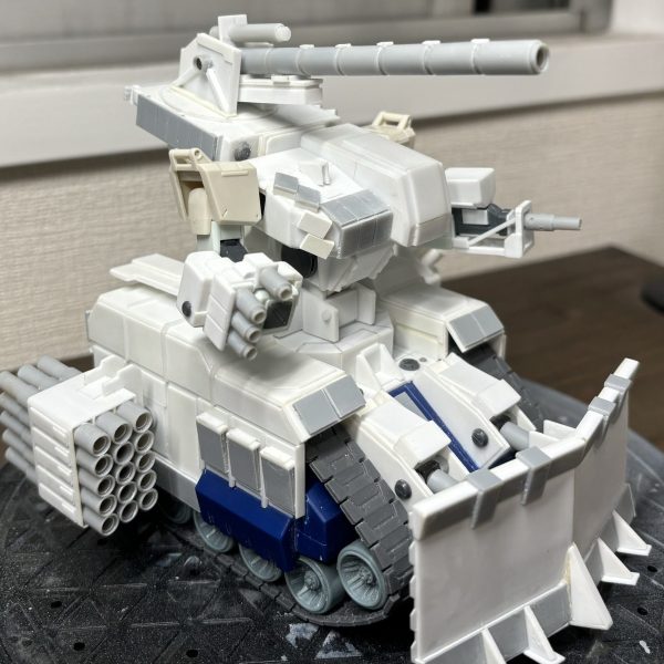デカくって、軍隊のメシを食ってる奴がエラいのかよ！(シーブック)デカいモビルスーツっていいですよね。バックパック、左腕の100mmマシンガンのディティールアップ、右上半身あたりを改修しました。バックパックは三連の120mm砲用のマガジンをぶっこめます。マシンガンはマガジンの大型化とトラス的なモノで囲みました。なんかペイントガンみたいになった気もする…。あとは追加装甲やら付けながら左上半身をどうディティールアップするかなぁ…このあと地獄のリベット打ちもありますが。あースクラッチは楽しい！ （1枚目）