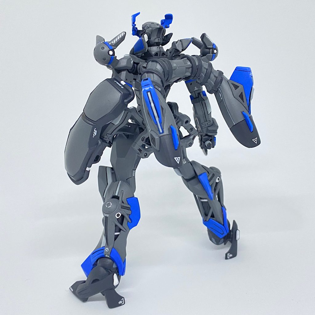 カラーリングはガンダムセンチネルに登場するアーマーをはずした「FAZZ」をイメージして筆塗り全塗装してます。以前からやりたかったカラーリングの為、個人的に1番のお気に入りポイントです。