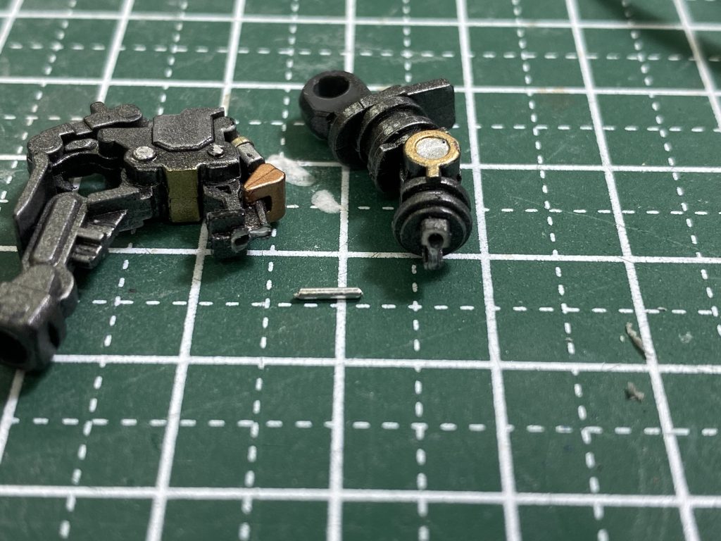 頻繁に装甲の着け外しをしていたので、勢い余って左腕が捻じ切れました…0.8mmで軸打ちして、何とか修復しました。