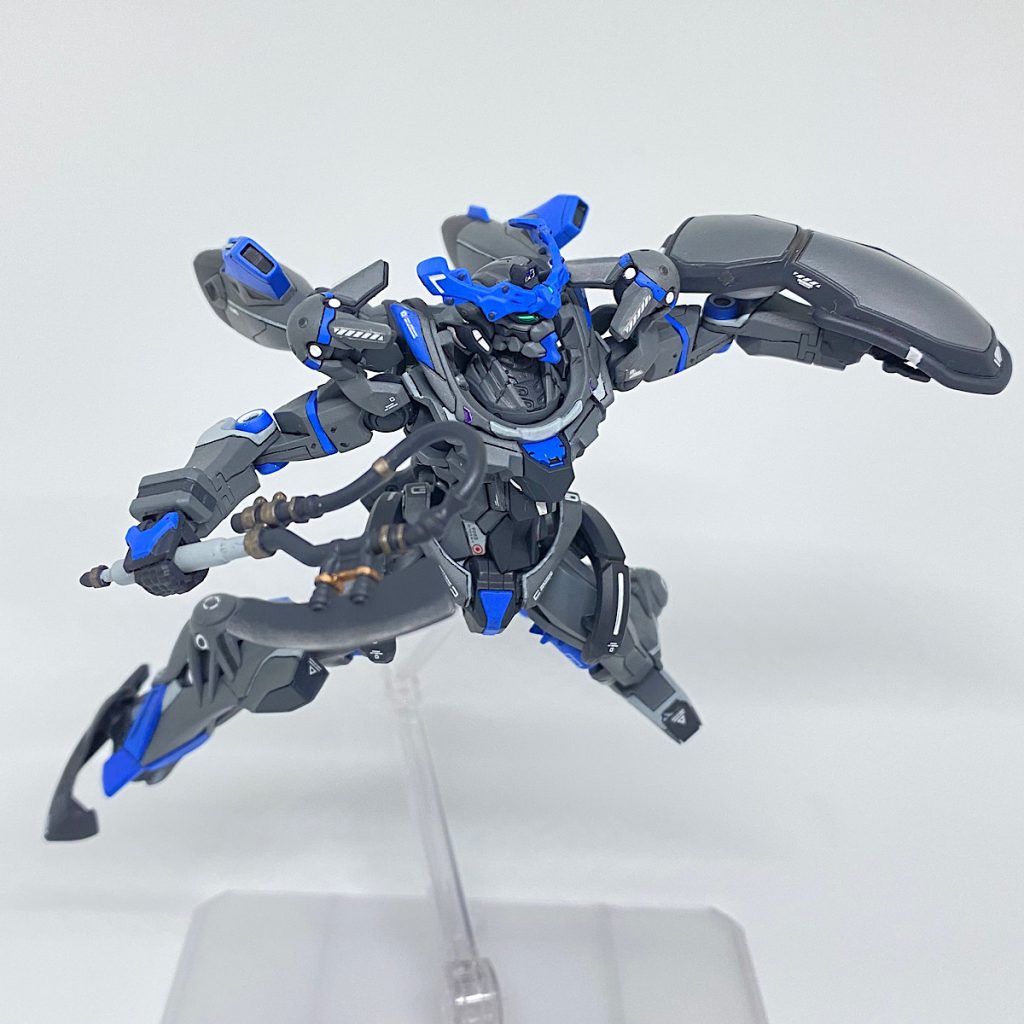 塗装関連以外に、ディテールがあまりないパーツなどにスジ彫りしてパネルラインを追加しています。他にも市販のディテールアップパーツや水転写式デカールを使用して情報量を上げてます。