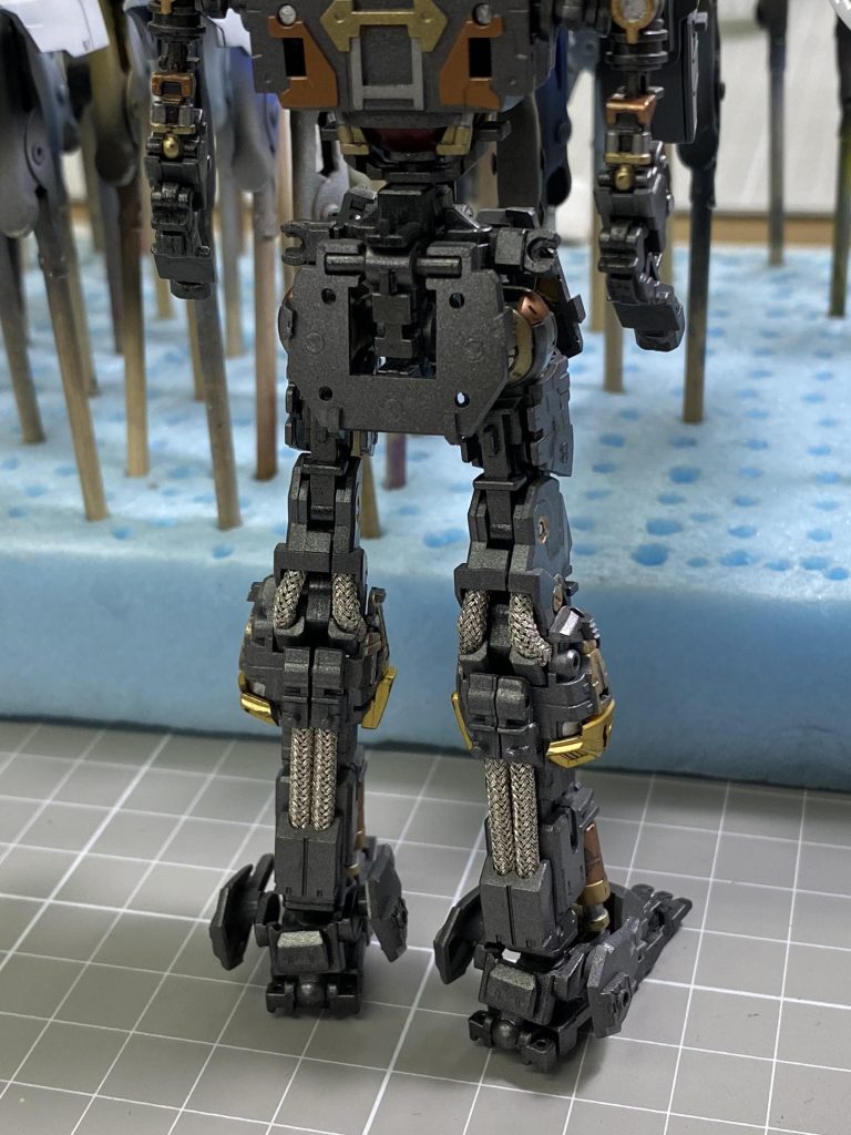 動力パイプはタミヤのメッシュパイプに変更。そのまま使うとほつれるので、瞬着で切り口を固めて使ってます。