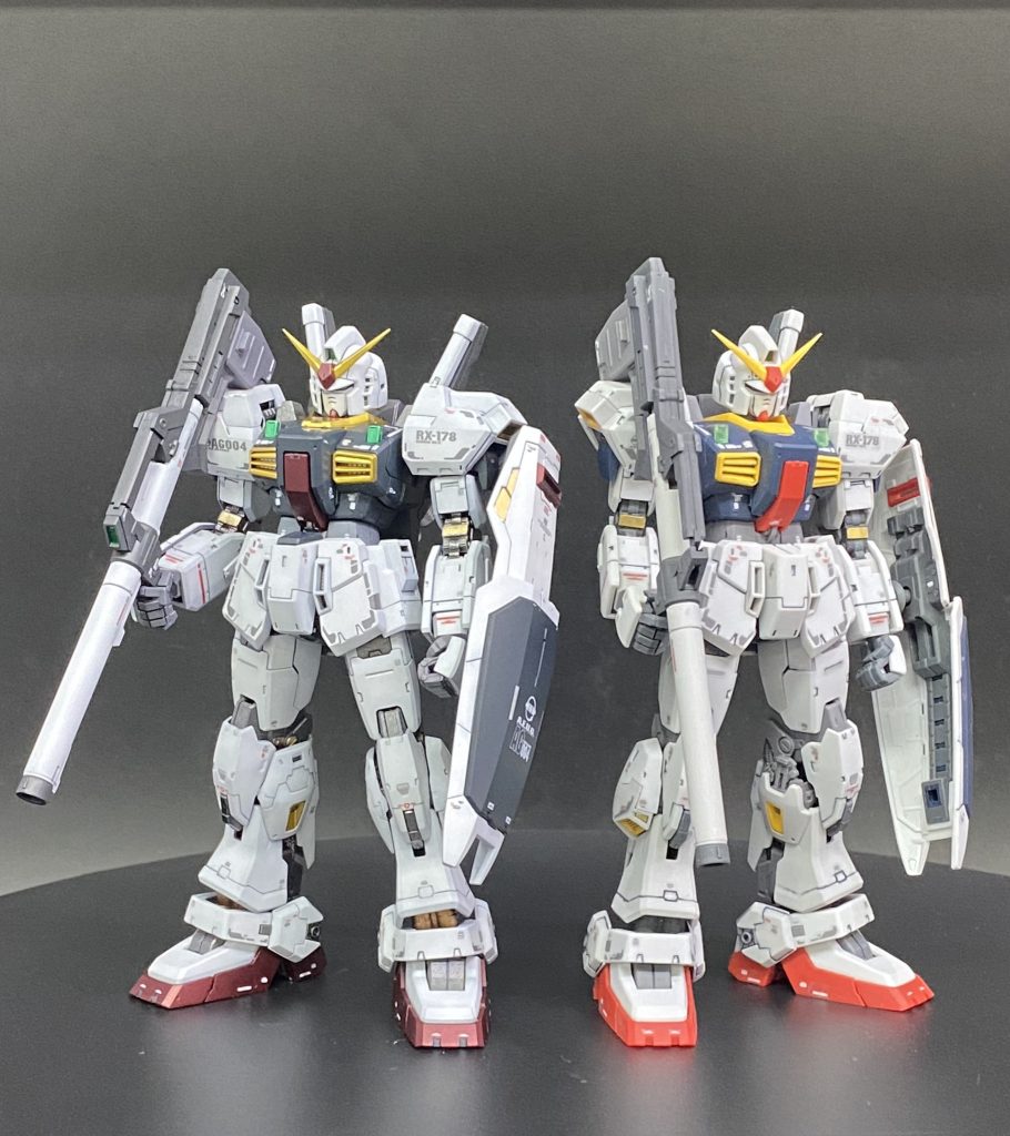 最初の完成品と比較。当初はガンダムマーカーでスミ入れだけして、水性プレミアムのつや消しでコート。とは言え充分にカッコ良いのは、さすがRGと言った所です。見様見真似で考げなしにニードル掘りして傷つけたり、洗浄でパーツ無くしたり、大雑把過ぎる…見比べると繊細さが全然違う!と思いたい。デカールも水転写を使ったので馴染み具合が段違い。武装のセンサーのみ付属のシール使いました。