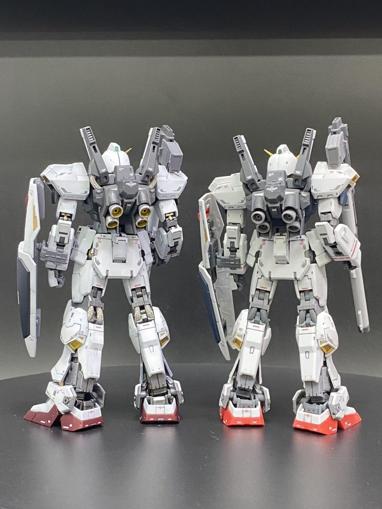 リアビュー比較。バーニアはスターブライトシルバー、中も塗り分けました。