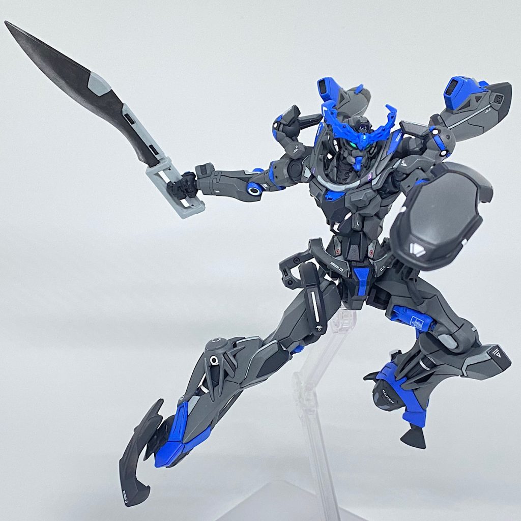 武装は付属のビームライフル、ヒートホーク以外にマチェットも追加しました。ヒートホークよりこういったミリタリ要素のある短刀の方が個人的に好きなので。(HG 1/72 境界戦機ウェポンセット2の物を一部改造)