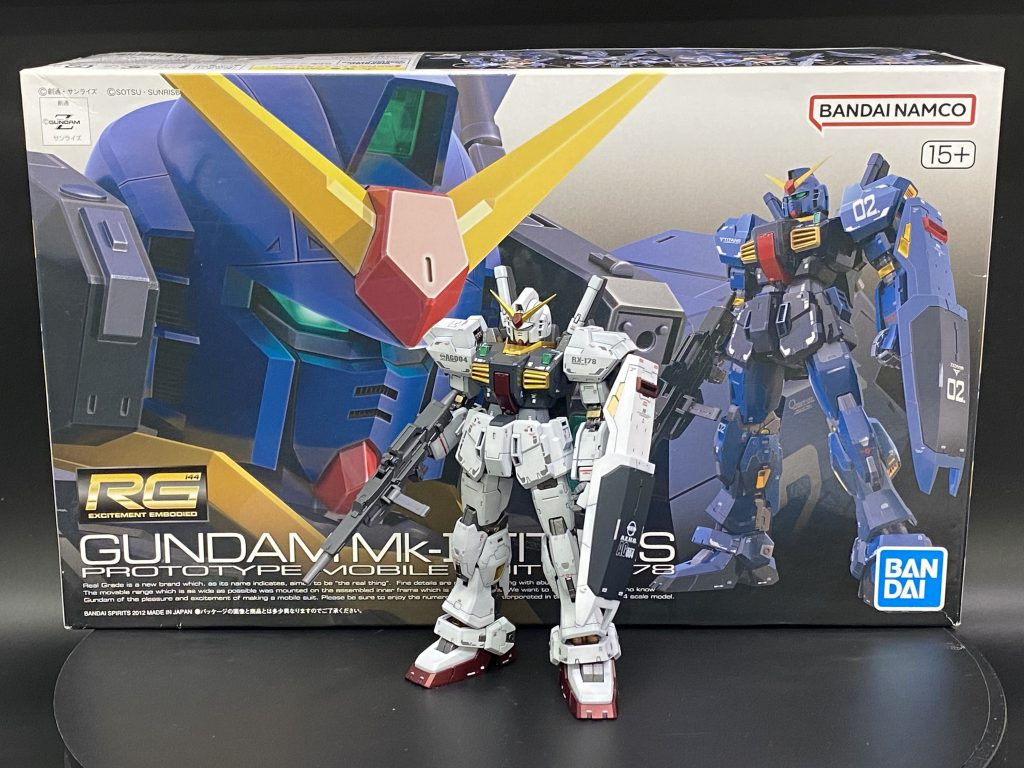 箱絵と共に。 塗装の技術が着いたので、作中同様にティターンズカラーをエゥーゴカラーにしました。レッドのパーツはもう少し明るくても良かったかなと思いつつ、渋くてコレはコレでありかな。