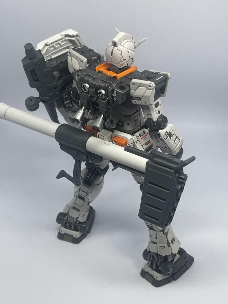 シールドの裏にライフルとビームサーベルをマウント出来るのがカッコいいですね!バズーカも腰にマウントしてみました。ひっそりとバックパックにバーニアを2つ追加してます。