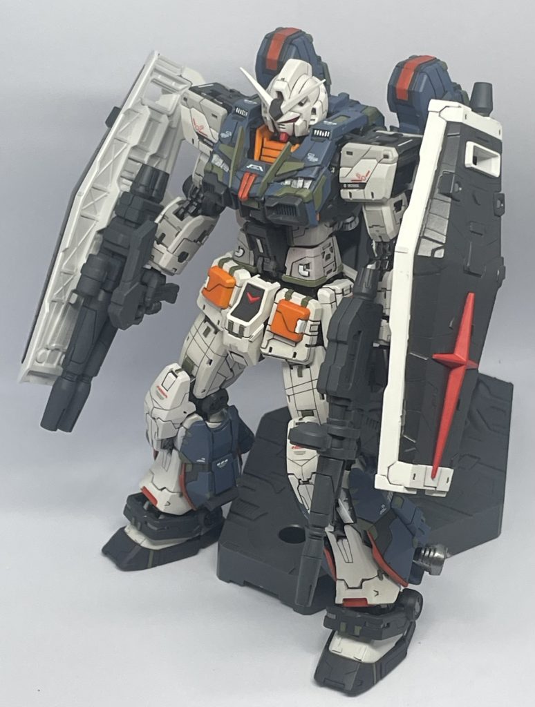 ガンダムver.2.0 HMTです!横浜ガンダムのHMTの追加装甲を取り付けれるようにしました!うるさいくらいのディテールは、横浜ガンダムことF00に寄せる為に追加しました。特に胸アーマーは簡単には取り付けれなかったので、切り貼りして形を変えて磁石で取り付けてます。右手の二連装ビームキャノン(?)にシールドを取り付けました。やっぱりF00のシールドも使いたかったんです。まあシールド裏の塗り分けは諦めたんですが😅