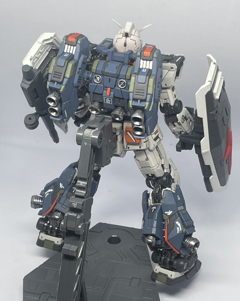 パックパックのバーニアユニットは1軸可動だったので、ボールジョイントに置き換えてフレキシブルに動かせるようにしました。追加したバーニアはちょうど追加装甲の間に出てくるように調整しました。