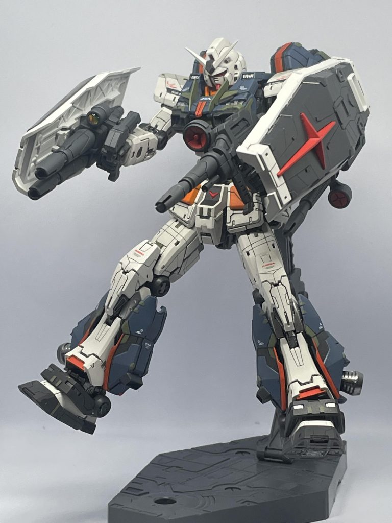 倍返しだーのようなポージング🤩武装は割とシンプルですね。武装をいっぱい盛るのが好きなんですが、初代ガンダムはシンプルなほうがしっくりくるので、これで十分かなと思います!