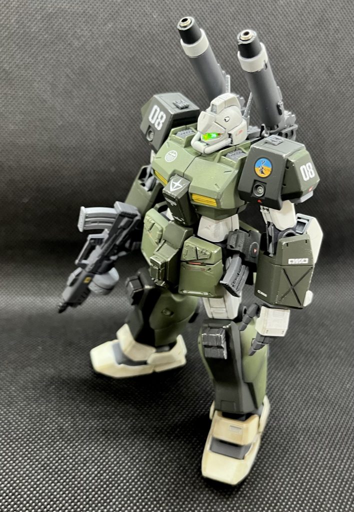 キャノン砲口にはメタルパーツを入れてます。肘の裏は肉抜きされてるので、ダクトをイメージしたパーツを入れて埋めました。