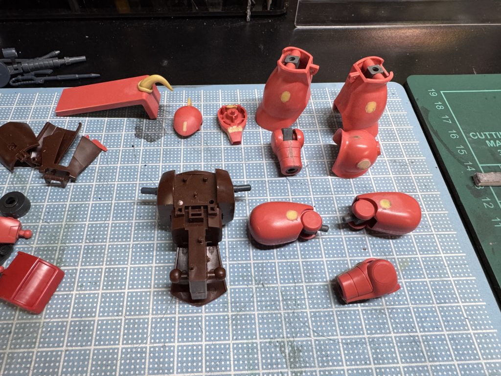 あとハメ加工、動力パイプの穴埋め、肩のスパイク制作、スパイクの切断、合わせ目消しをして