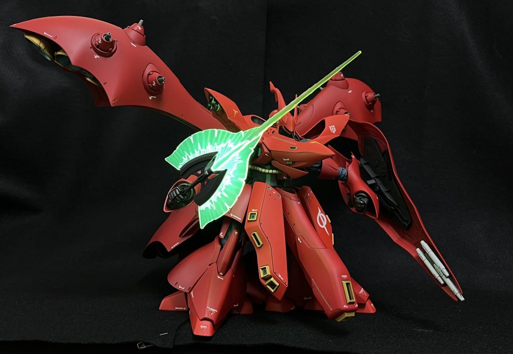 付属する黄色いエフェクトパーツは全くと言っていいほどブラックライトに反応しないので、ガイアノーツの蛍光イエローを塗りました光の当てかたによってもの凄く反応します💡