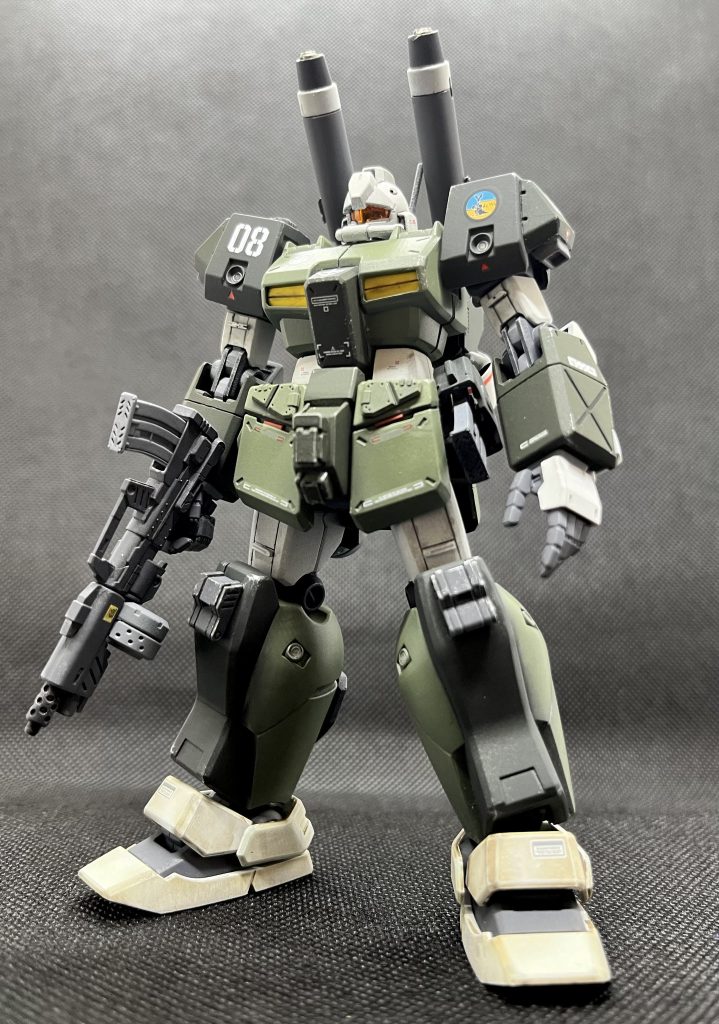 腰前の装甲に追加装甲を貼り付け(万年工房さんのもの)、同じく膝にも追加装甲を貼ってます(こちらはチキン屋-楼さんのもの)左腰には予備マガジンを懸架。KOTOBUKIYAのウェポンユニット24のホルスターがシンデレラフィットしました