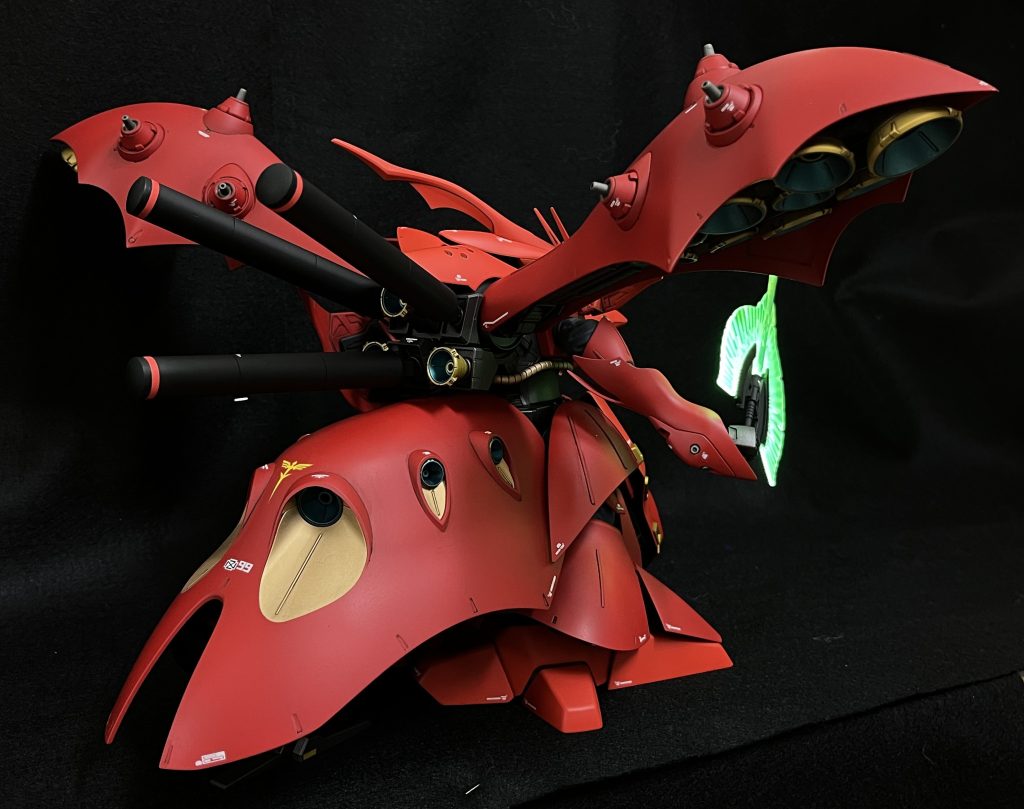 サザビー風のカラーリングにしたかったので、プロペラントタンクはミッドナイトブルーで黒っぽくしました無数のバーニアの外側をゴールド、内側を青竹色で塗装しています