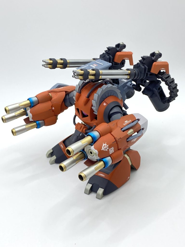 主に中〜遠距離支援型での運用ですが、近接武器で14連小型ランチャーを装備させたと言う設定です。たまにダイダロスの中で待機する事もあります。