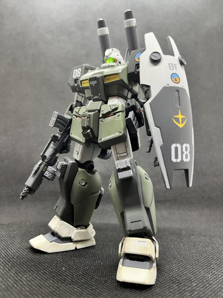 オーストラリアのトリントン基地に所属しているテイでデカールをペタペタ。