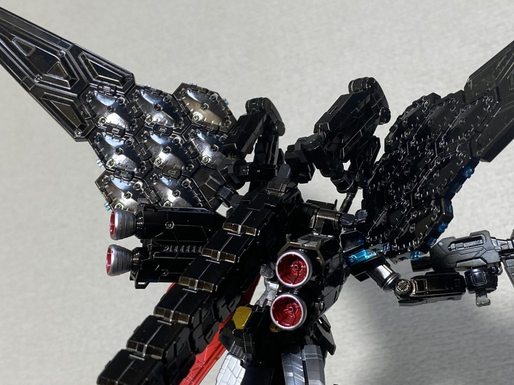 改めてこのグラスフェザーの裏側墨入れや塗り分けなしで光の加減でこんな見え方をします。