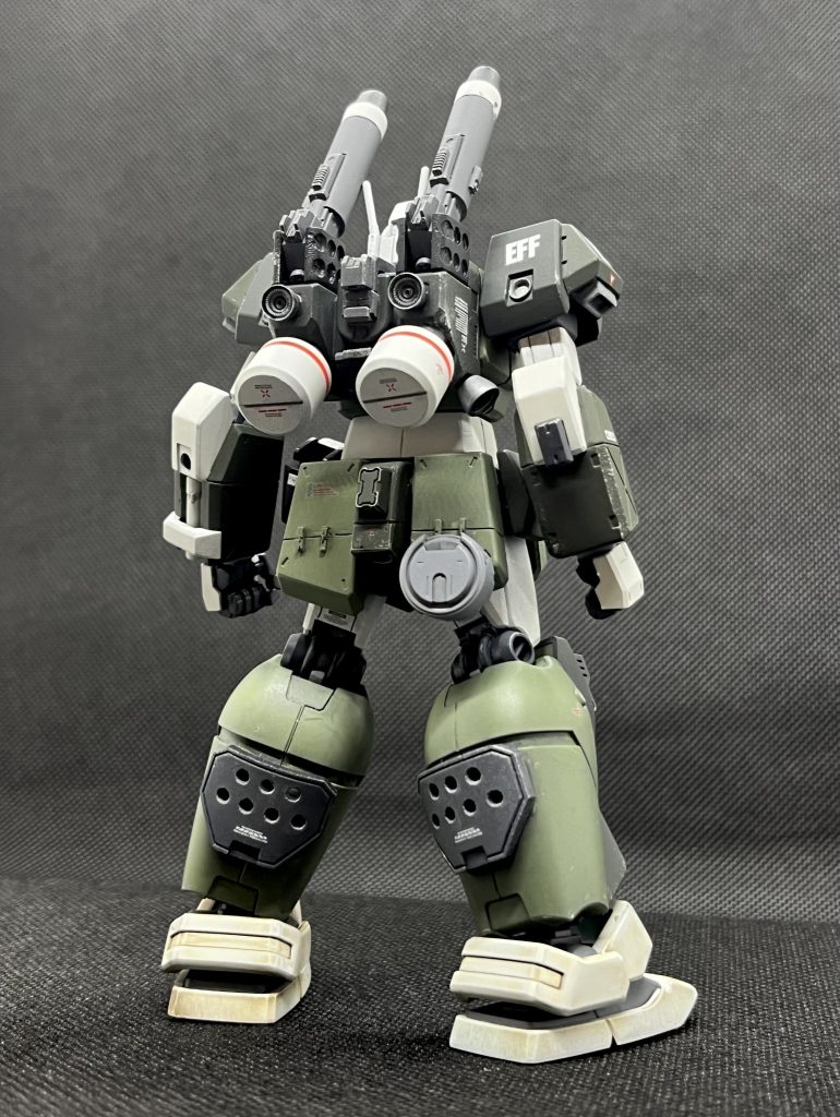 キャノンにはチキン屋-楼さんのパーツをペタペタ貼ってます。バーニアはあすぱら模型さんのものに差し替え。マシンガンのグレネードランチャーの予備マガジンをお尻に装着(ネオジムで)。ふくらはぎにはチキン屋-楼さんのパーツで追加装甲を表現してます。