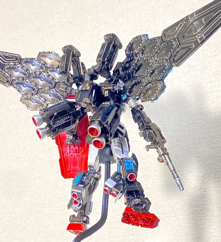 背面の情報量がすごいキットです光の当て方だけでこのモールドと立体感が出せるような簡単な塗装方法を考えたので試してみたら想定通りに出来ました、モールドの掘り直しや墨入れは一切行なわずにこうなります。