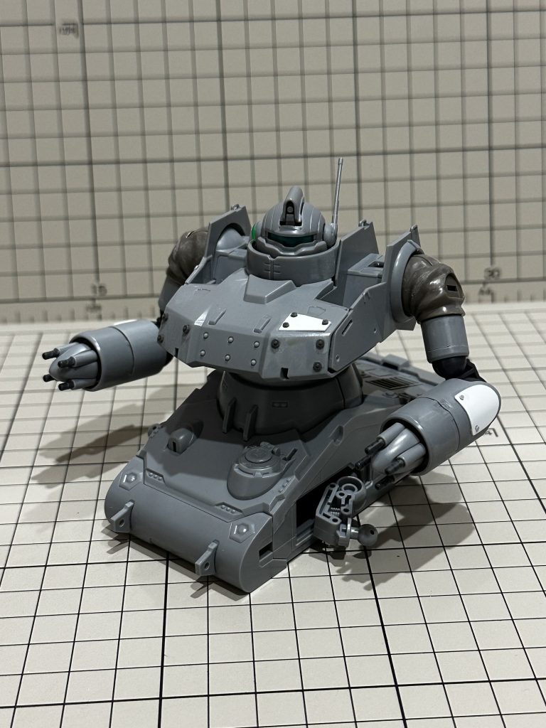 腕にスジ彫りと、追加装甲、胸にもプラ板とディティールアップパーツを付けています