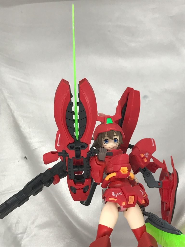 背部に二つつなげるのもいいんですが、せっかく手に持てるならと片方は手持ちハイパービームサーベルにしました。本来はエフェクトパーツクソデカいんですが持てなくなってしまうのでこの程度にしてます。RGのFFサザビー二つあるので両手にエフェクト持たせたらもうイデオンソードみたいになってました