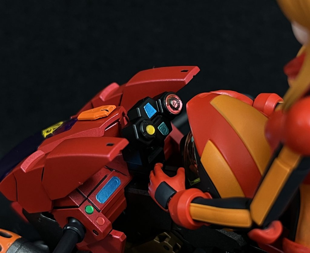 メーター周りはガンプラのセンサーシールの余りやカスタマイズマテリアルのシールを適当に貼りました。