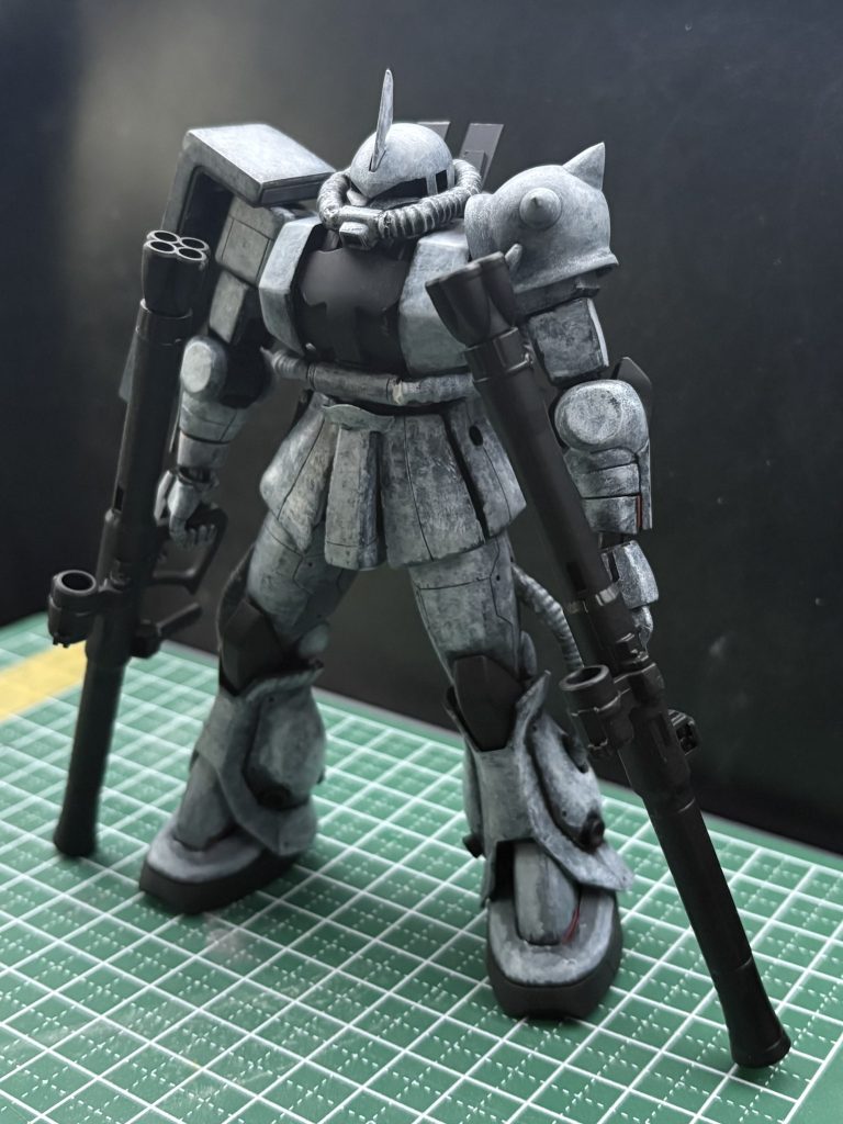 缶の黒サフを吹いて、塗装の下地を作った状態です。いつも下地を荒らすのでこの段階では、いけるかもって思ったんですよね。