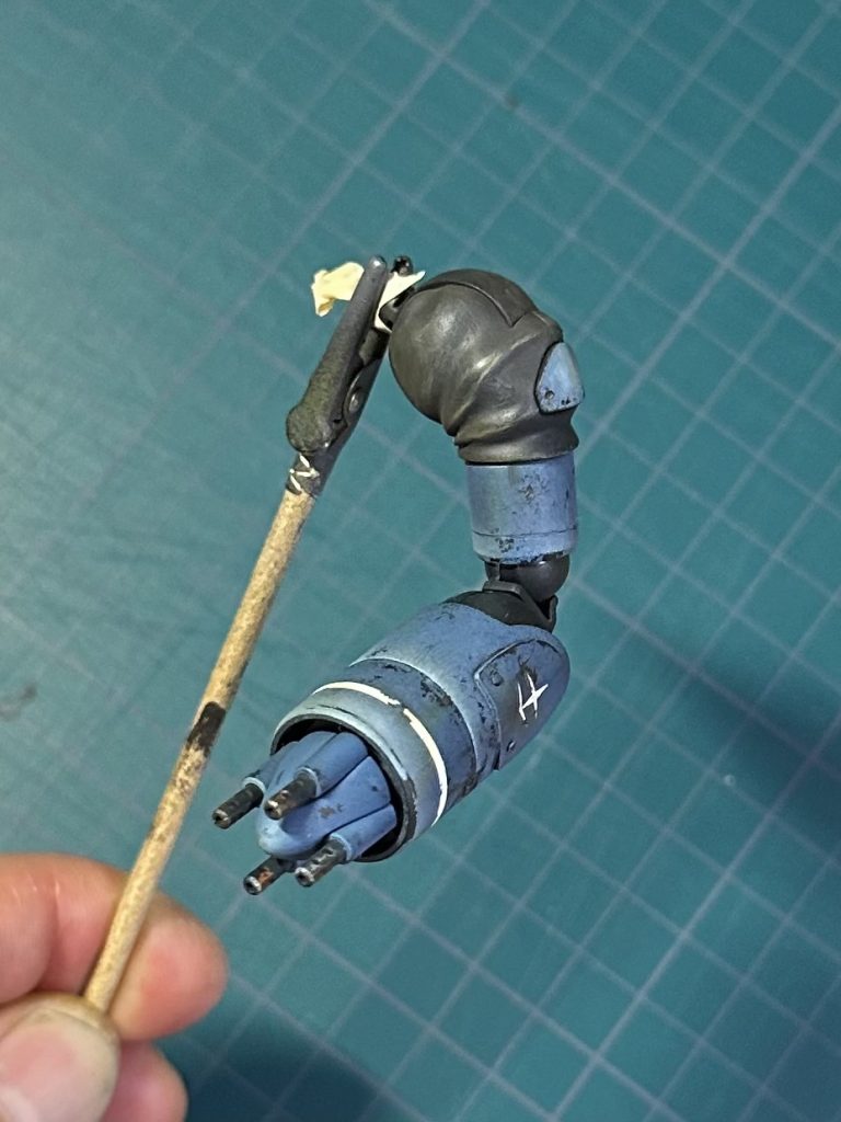 肩の布感を出すために接着剤で表面を荒らしてドライブラシでハイライトを入れています。