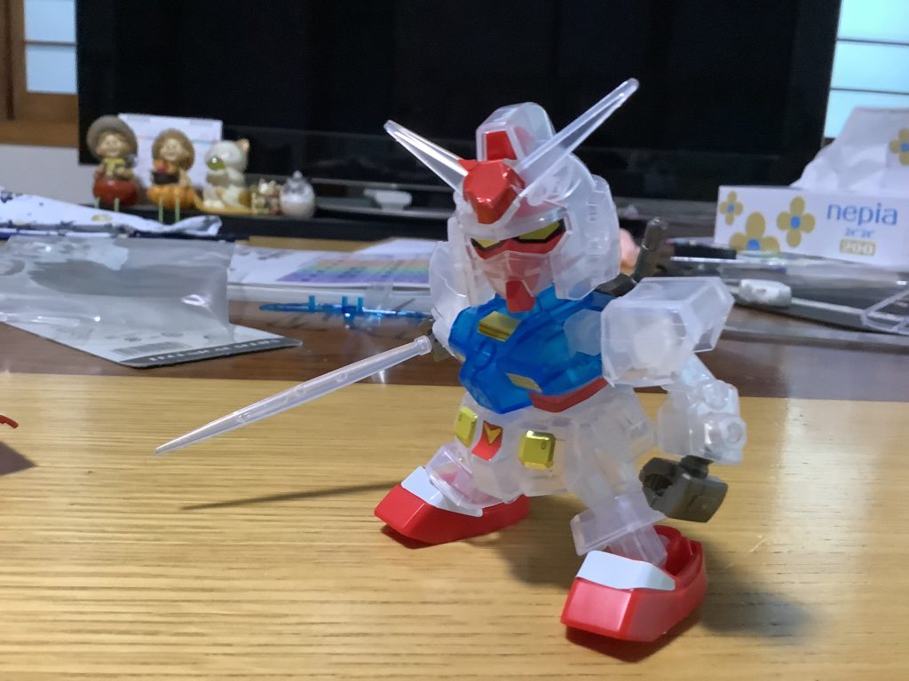 ビームサーベル出してカッコつけてるみたい?です。今度は両方浮いてるように見えるなぁ?浮き放題だなガンダムは。はぁ💨