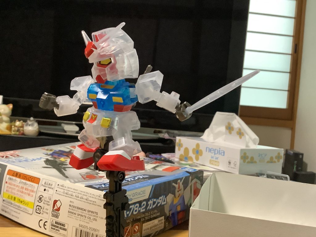 機動戦士ガンダム第1話のあのポーズ 使えなくなりそうな台が使えて良かったー。シールはニッパー無しの貼りです。(下手ですみません🙇)