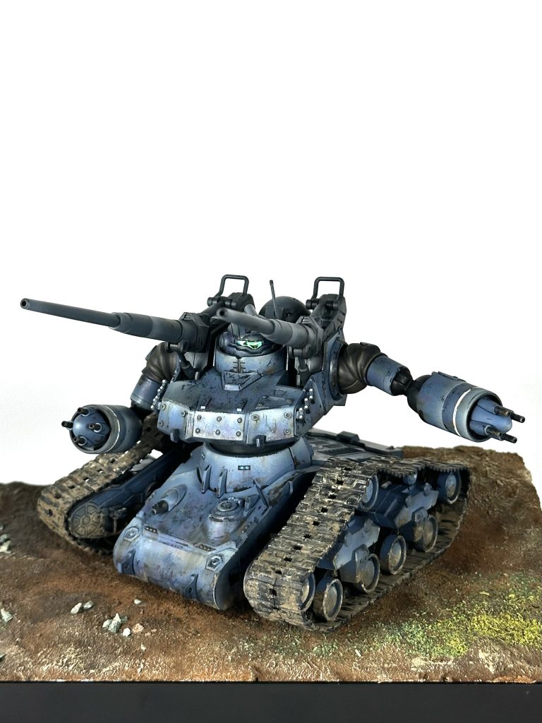 俯瞰で。戦車モデルの塗装法を参考に、ハイライトを入れた後に剥がして下地を見せるチッピングを行いました。台座も雰囲気で製作しています