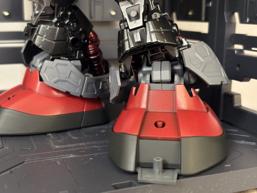 脚部を外側にズラして接地性を高めてますがわかり難いです。