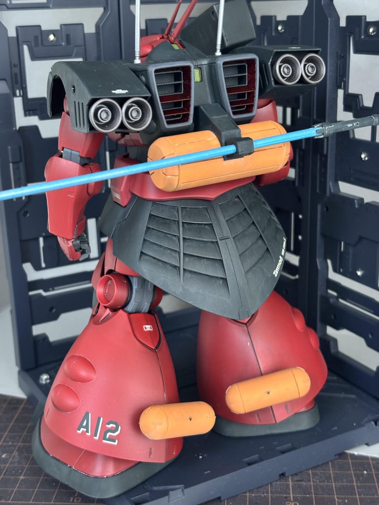 リアビュー!ヒートサーベルはバックパックに懸架。