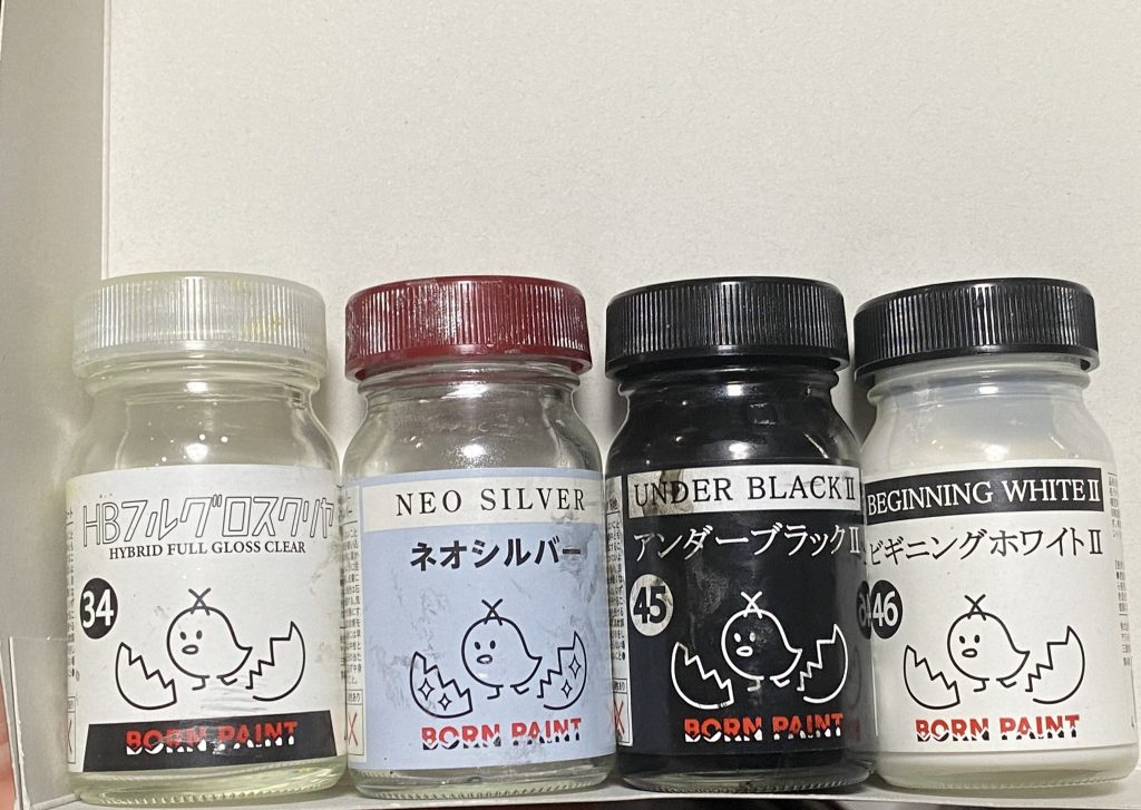塗り方を種明かしです下地にメッキ調に近い性能のシルバーを吹いて、その上から薄めに希釈して乾燥遅らせるリダーダーも混ぜたボーンペイントのアンダーブラック2を垂れないギリギリまでウェット吹き薄い希釈なので表面張力でエッジやモールドに塗料が乗らず乾燥すると塗装やせする傾向が強いのを逆手にむしろ利用しています。ボーンペイント万歳同じように塗装やせしやすいいろんなカラー、特に白が出来たらなぁと思います。ちなみにアンダーブラック2と同じ使用目的のビギニングホワイトで少し試してますがなかなか同じようにはいかなかったです。同じ塗り方出来る3原色出たらいいのに