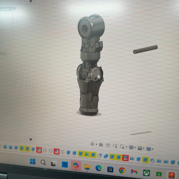 rgエクシアリペアⅢを素体に３Dプリンターを用いてリペアⅣを制作してます。左手だけで4日かかりました。そう考えても、3dプリンタ初心者がやることじゃないけれど、めげずに頑張ります！（3枚目）