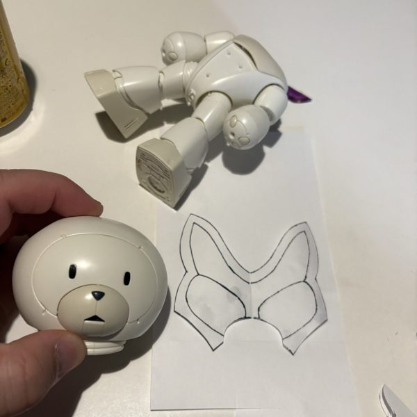 プラ板を水筒に巻いて鍋でグツグツ。顔の形に切り出し。胸、肩、腕、脛は3dプリンタで何となく。透明プラでバキュームフォーム（1枚目）