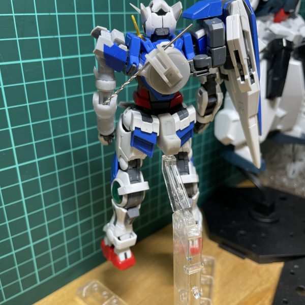 rgエクシアリペアⅢを素体に３Dプリンターを用いてリペアⅣを制作してます。左手だけで4日かかりました。そう考えても、3dプリンタ初心者がやることじゃないけれど、めげずに頑張ります！（2枚目）