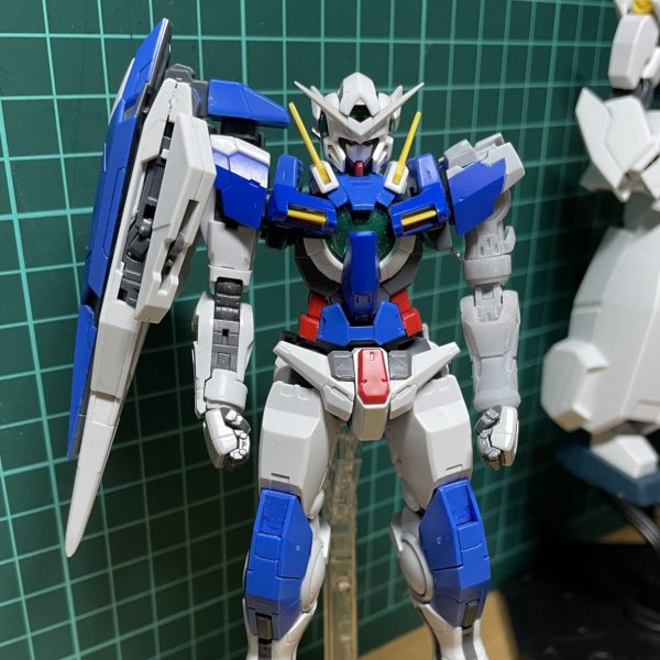 rgエクシアリペアⅢを素体に３Dプリンターを用いてリペアⅣを制作してます。左手だけで4日かかりました。そう考えても、3dプリンタ初心者がやることじゃないけれど、めげずに頑張ります！（1枚目）