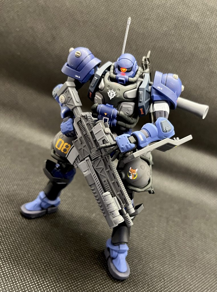 太ももの丸いガスタンク(?)が寂しいので、部隊マーク的なものを貼ろうと手持ちのデカールからキツネの可愛いロゴを発見!第29機甲中隊のものだそうで、そこに所属する08番機という脳内設定で作りました!