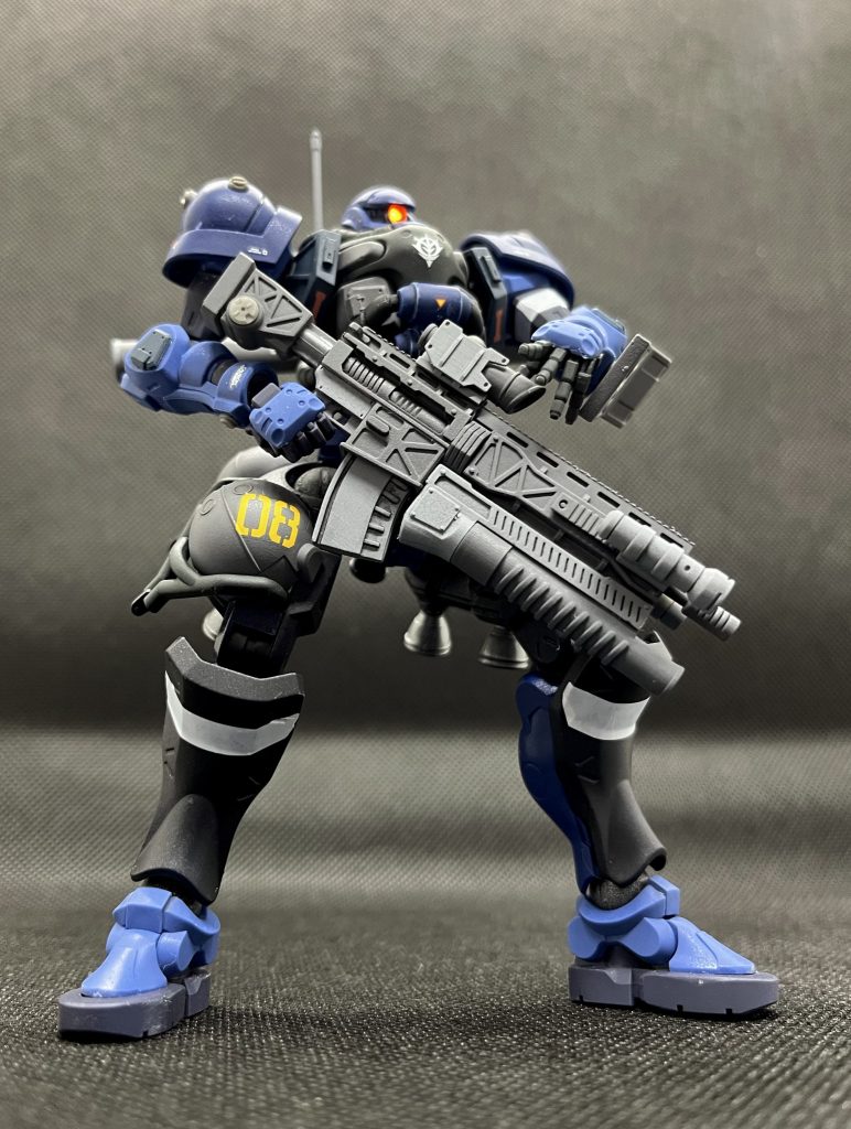 ジオン軍の特殊部隊仕様というテイで作ってみました。市販のマシンガンを持たせてみましたが、やっぱりスゴく似合ってますね。