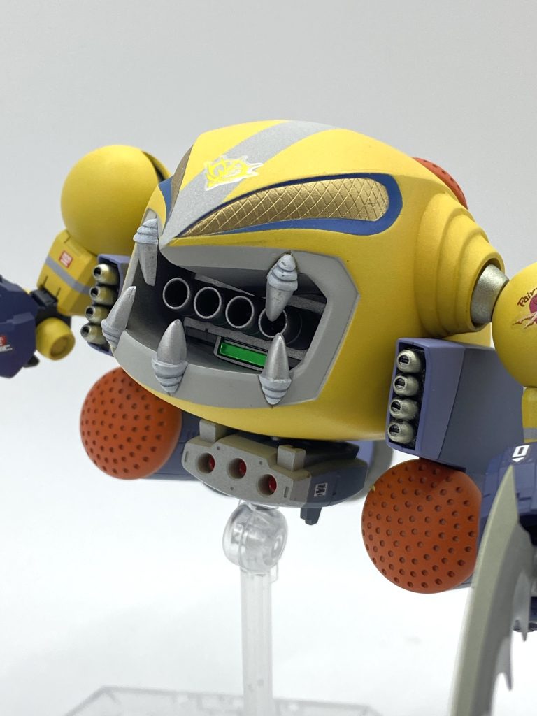 特徴的な拡散ビーム砲は射程が短い為、後にジオングに採用された小型のメガ粒子砲4門を採用。射出の時は牙が邪魔にならないよう可動し、射出ルートを確保する。