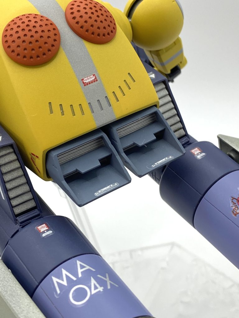 背面4機のスラスターは廃止。推進はエンジン内8機の可動バーニアにて行われる。中型のMAではあるが小回りは効かない。腕にも姿勢制御用の小型スラスター程度は存在する。