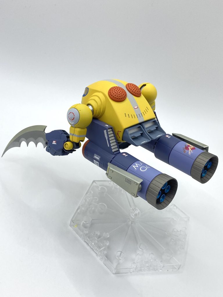 剥き出しのエンジンは実験段階のビームコート発生ジェネレーターを装備し、ビーム攻撃による擬似バリアを形成するが、出力が低くスプレーガン程度なら拡散できる程度。