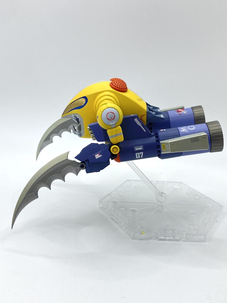 ヒートクローは廃止し、一撃離脱を活かす為の大型の鎌(トランバッシュ)が採用された。一説によるとガンダリウム合金を素材の一つとた複合素材で出来ているらしい。しかしながらコスト高によりこのザクレロのみの専用装備品となる。