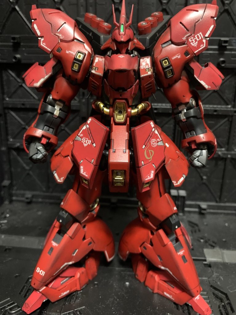 筋彫り、部分塗装、全身墨入れ、水転写デカール、ウェザリング、トップコートなどなどほぼ一から勉強してなんとか仕上がりました😂ここの色んな方の作品、YouTuberさん参考にしてとりあえず納得のサザビーに出来たと思います。