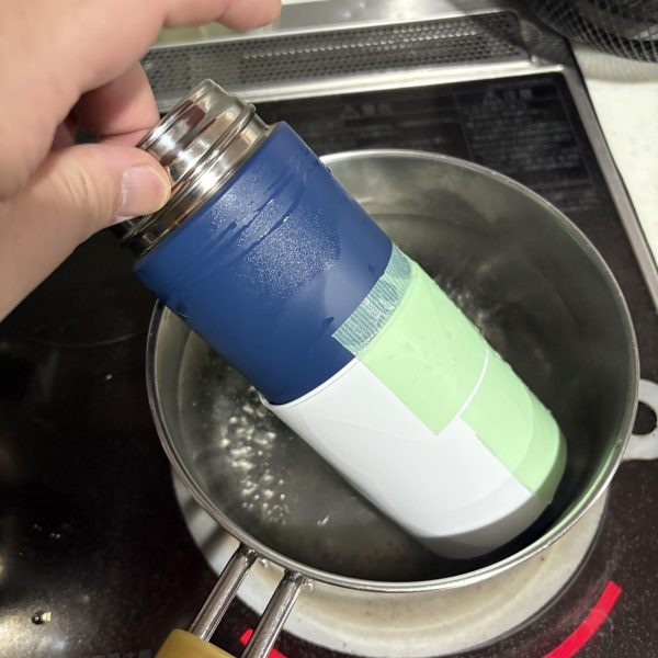 プラ板を水筒に巻いて鍋でグツグツ。顔の形に切り出し。胸、肩、腕、脛は3dプリンタで何となく。透明プラでバキュームフォーム（2枚目）