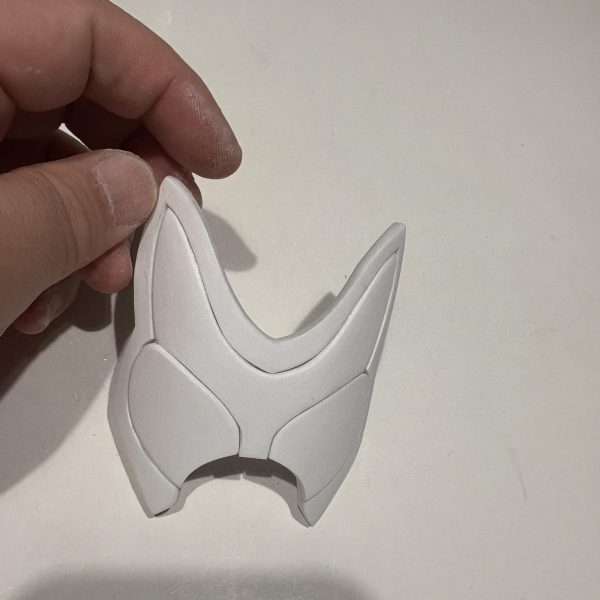 プラ板を水筒に巻いて鍋でグツグツ。顔の形に切り出し。胸、肩、腕、脛は3dプリンタで何となく。透明プラでバキュームフォーム（3枚目）