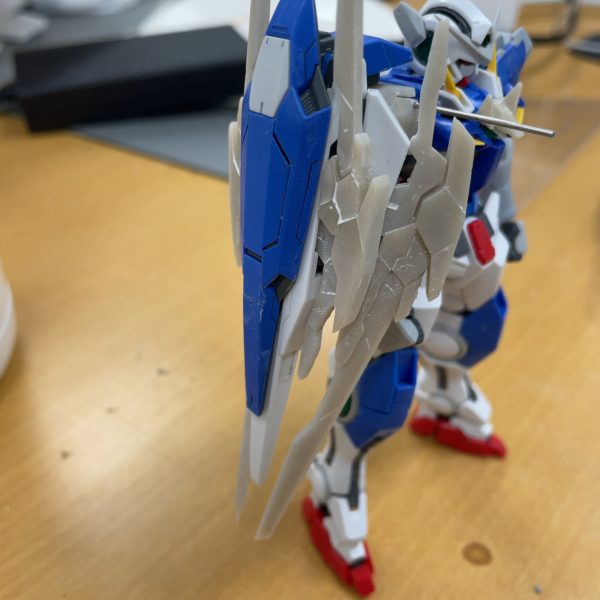 腰部背面アームと武器関連がほとんど出来上がりました！出力したパーツの個体差と歪みが酷いので、これからの表面処理が怖いよー（2枚目）